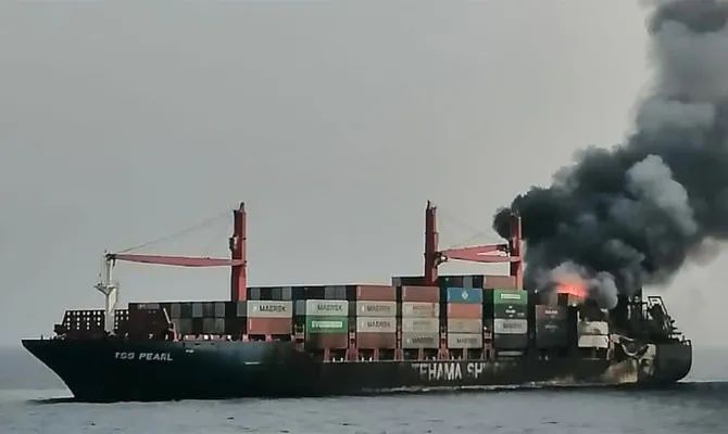 突發!一集裝箱船起火后在紅海沉沒,涉及多家船司共艙