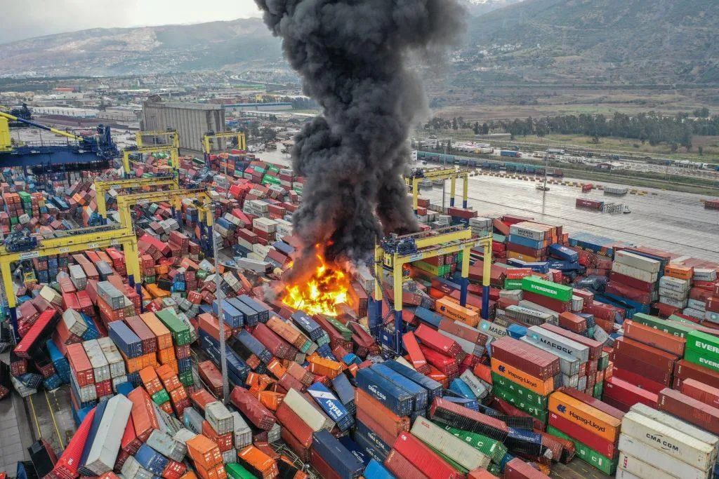 突發7.8級地震！土耳其港口運營中斷，堆場集裝箱倒塌起火！船公司發布緊急通知