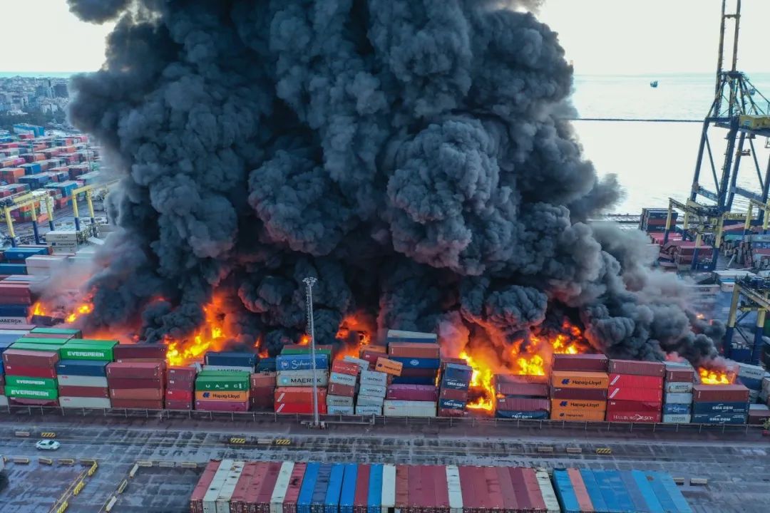 連燒兩天！該港口碼頭數百個集裝箱起火，多家船公司發布緊急通知