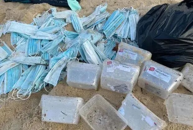 集装箱落水，大批口罩漂上海滩成垃圾丨视频