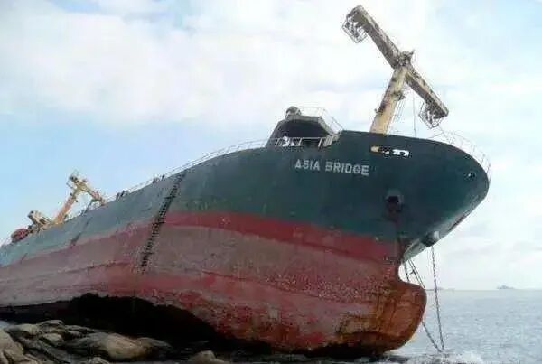 遭遇风浪搁浅！这艘轮船被青岛海事法院依法拍卖