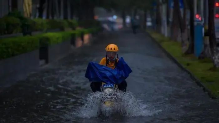 “双台风”袭来！南方多地调高应急级别防风防汛