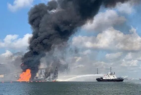挖泥船被炸上天！又一境外港口发生惨烈爆炸！
