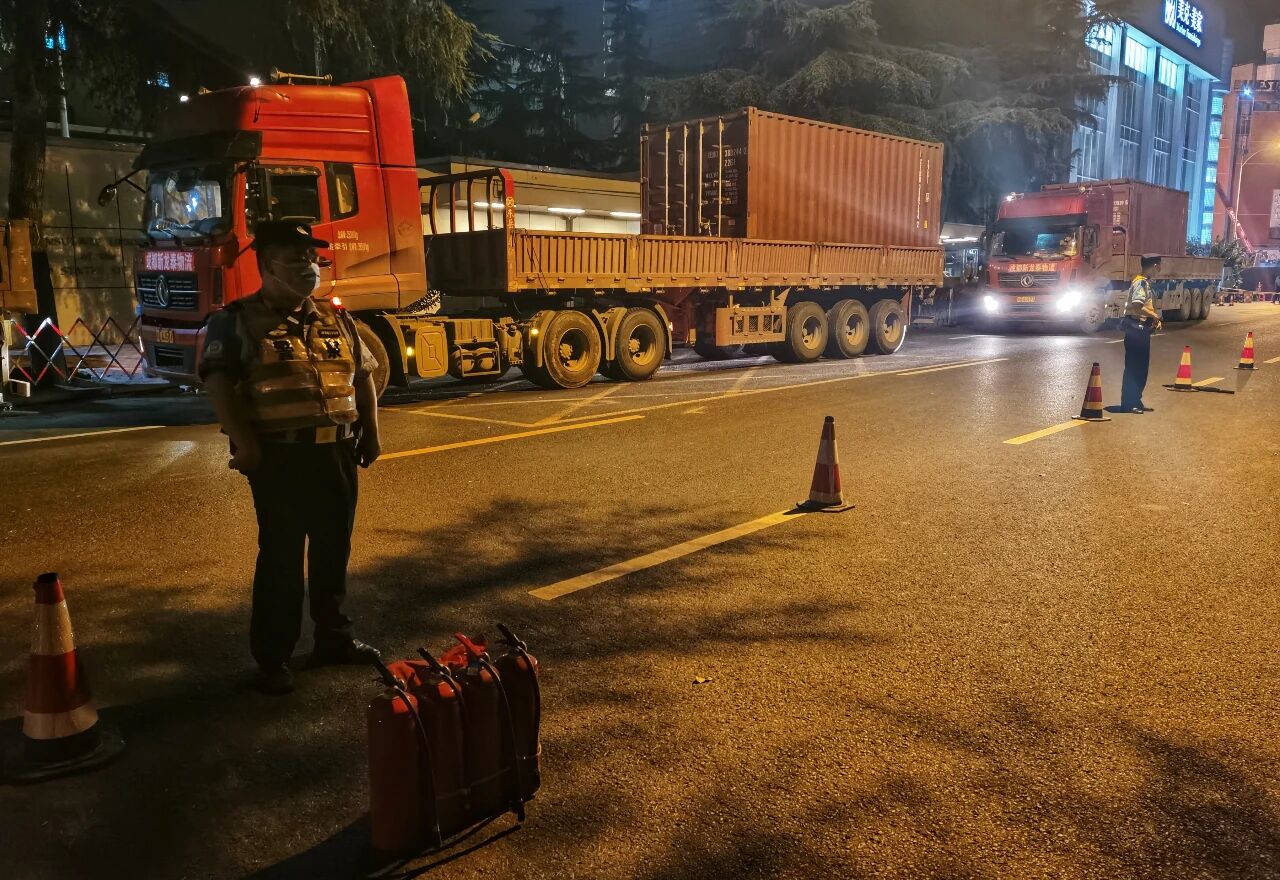 中方接管，大吊车进入美驻成都总领馆，五辆大货车装载集装箱和大木箱开出