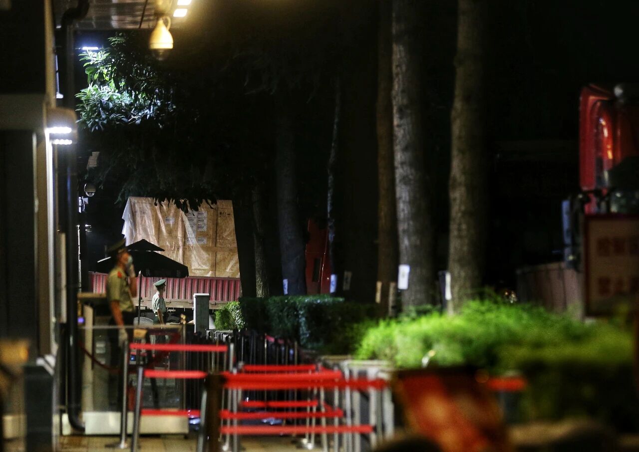 中方接管，大吊车进入美驻成都总领馆，五辆大货车装载集装箱和大木箱开出