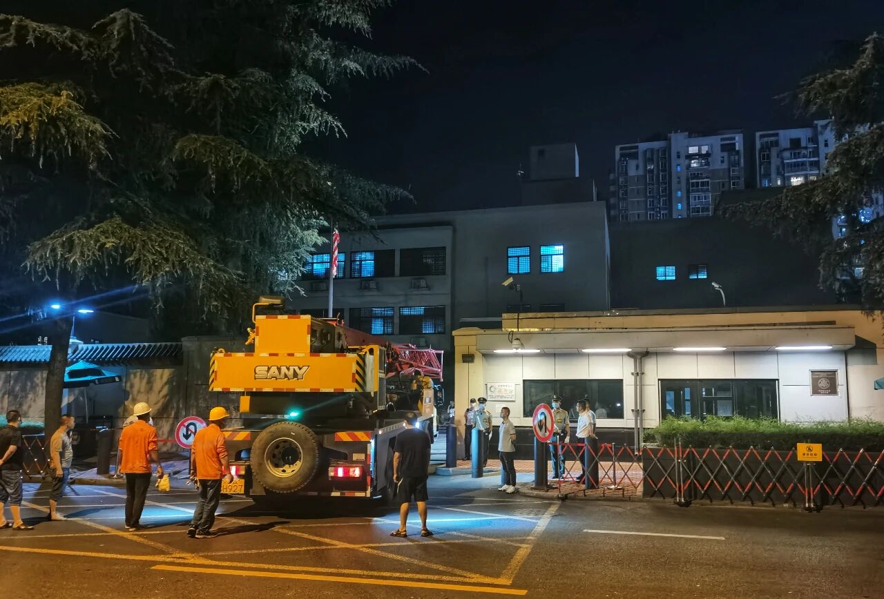 中方接管，大吊车进入美驻成都总领馆，五辆大货车装载集装箱和大木箱开出